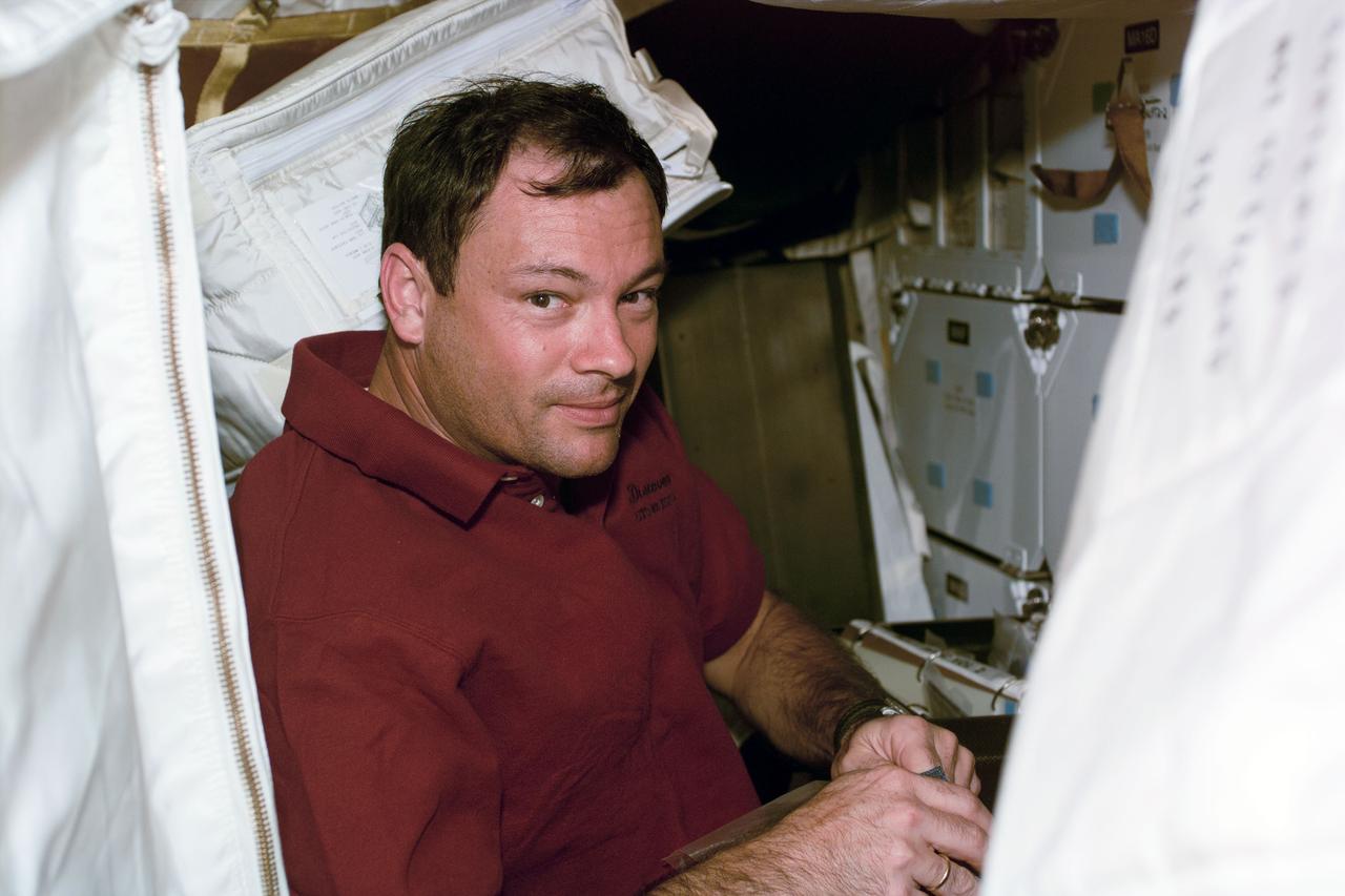 S92-E-5026 (12 October 2000) --- Astronaut Michael Lopez-Alegria, one of four STS-92 crew members who are participating in the four scheduled space walks designed to put final touches on  the current ISS configuration for its first occupancy, was recorded by an electronic still camera (ESC) on Flight Day 2.