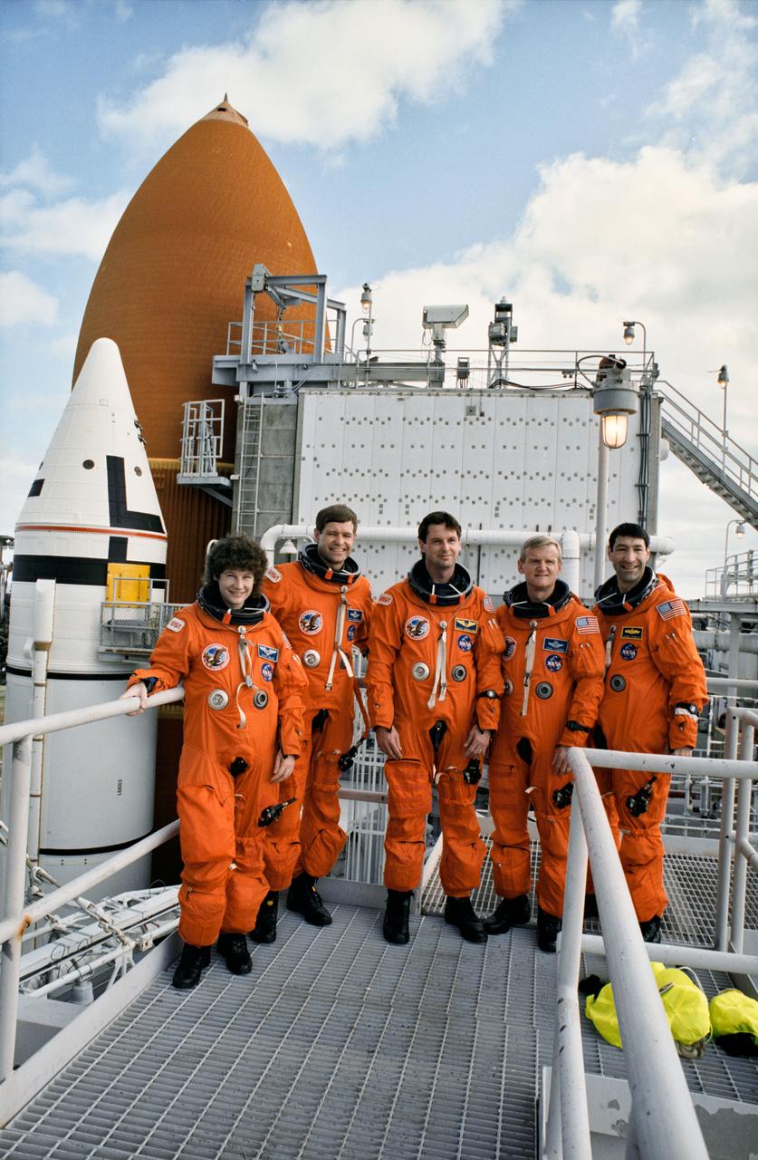 S93-25028 (15 Dec 1992) --- Astronauts assigned to fly aboard Endeavour pose near the Shuttle during a break in countdown demonstration tests.  Left to right are Susan J. Helms, Donald R. McMonagle, Gregory J. Harbaugh, John H. Casper and Mario Runco Jr.
