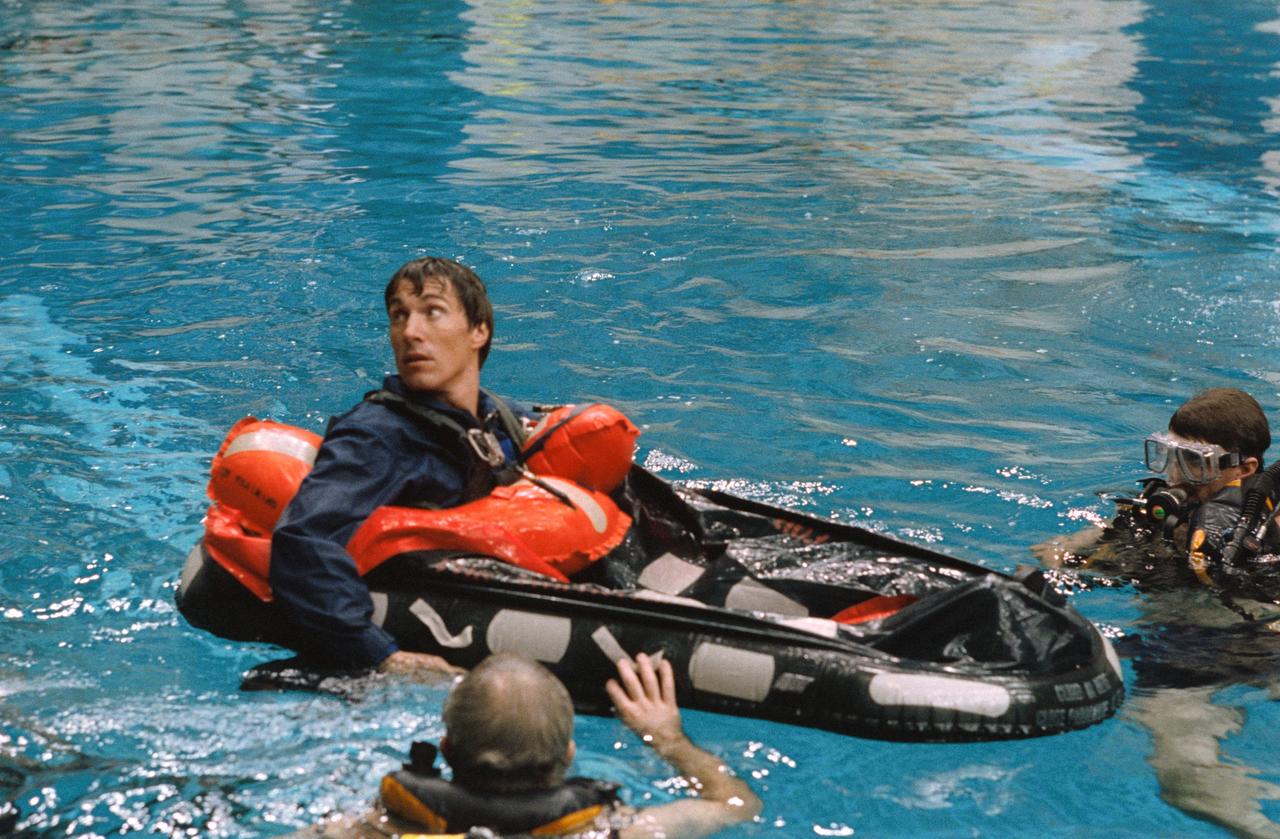 S93-26021 (Feb 1993) --- Russian cosmonaut Sergei Krikalev maneuvers a small life raft during bailout training at the Johnson Space Center's (JSC) Weightless Environment Training Facility (WET-F).  Two SCUBA-equipped divers assisted Krikalev in the STS-60 training exercise.  Shuttle crew members frequently utilize the 25-ft. deep pool to learn proper procedures to follow in the event of emergency egress from their Space Shuttle via the escape pole system.  Krikalev is one of two cosmonauts in training for the STS-60 mission.  One of the two will serve as primary payload specialist with the other filling an alternate's role.  This pool and the facility in which it is housed are titled the WET-F, because they are also used by astronauts rehearsing both mission-specific and contingency extravehicular activities (EVA).