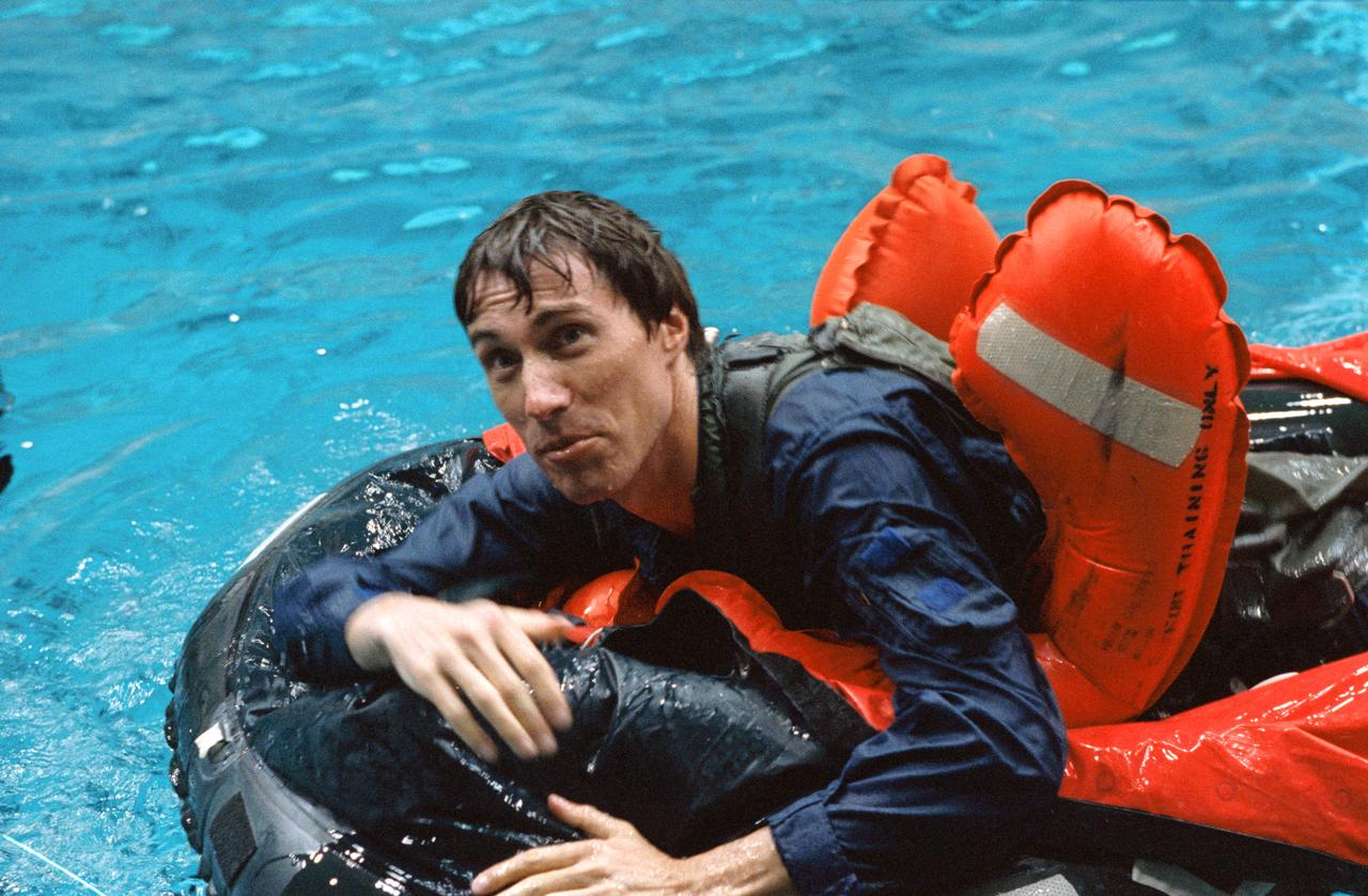 S93-26022 (Feb 1993) --- Russian cosmonaut Sergei Krikalev maneuvers a small life raft during bailout training at the Johnson Space Center's (JSC) Weightless Environment Training Facility (WET-F).  Shuttle crew members frequently utilize the 25-ft. deep pool to learn proper procedures to follow in the event of emergency egress from their Space Shuttle via the escape pole system.  Krikalev is one of two cosmonauts in training for the STS-60 mission.  One of the two will serve as primary payload specialist with the other filling an alternate's role.  This pool and the facility in which it is housed are titled the WET-F because they are also used by astronauts rehearsing both mission-specific and contingency extravehicular activities (EVA).
