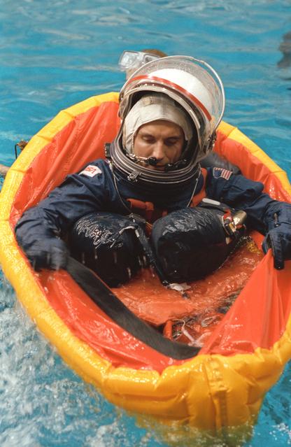 NASA image: STS-51 astronauts participate in emergency bailout training in WETF