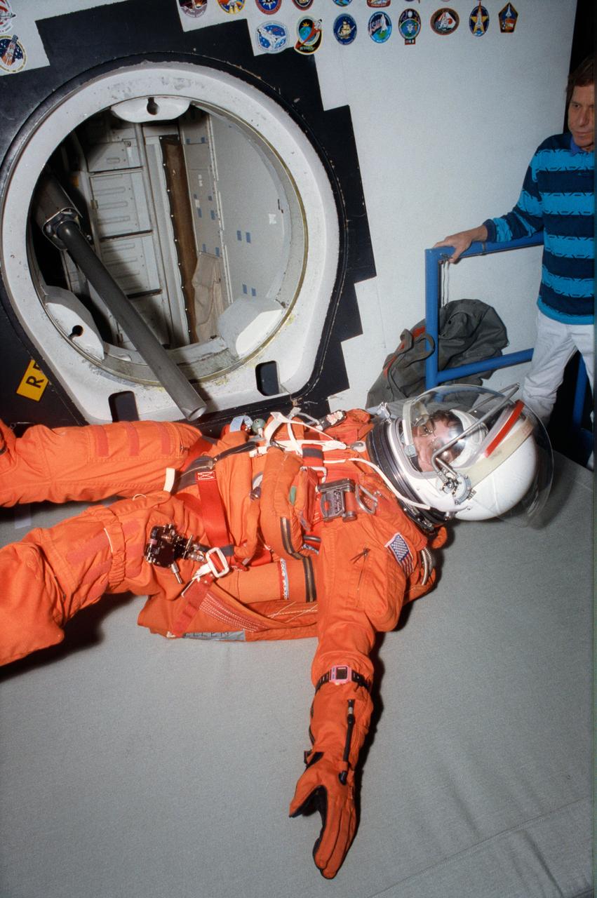 S93-31980 (April 1993) --- Attired in a training version of the Shuttle launch and entry garment, astronaut Nancy J. Sherlock participates in a bailout training session at the Johnson Space Center's (JSC) systems integration facility.  Training as a mission specialist for the STS-57 mission, Sherlock was rehearsing using the slide pole escape device.        EDITOR'S NOTE: Nancy J. Currie (formerly Sherlock) has been assigned as a mission specialist for the STS-70 mission, scheduled for launch in spring of 1995.