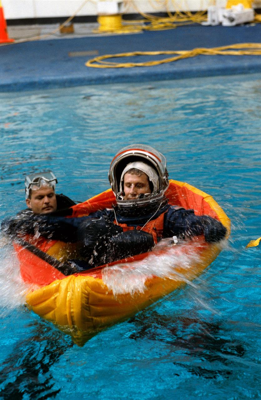 S93-43856 (7 Ssept 1993) --- Navigating a one person life raft, Jay C. Buckey, M.D., participates in emergency bailout training in the Johnson Space Center's (JSC) Weightless Environment Training Facility (WET-F).  Dr. Buckey has been assigned as an alternate payload specialist for the Spacelab Life Sciences (SLS-2) mission scheduled for next month.  Nearby is a SCUBA-equipped diver who assisted in the training exercises.