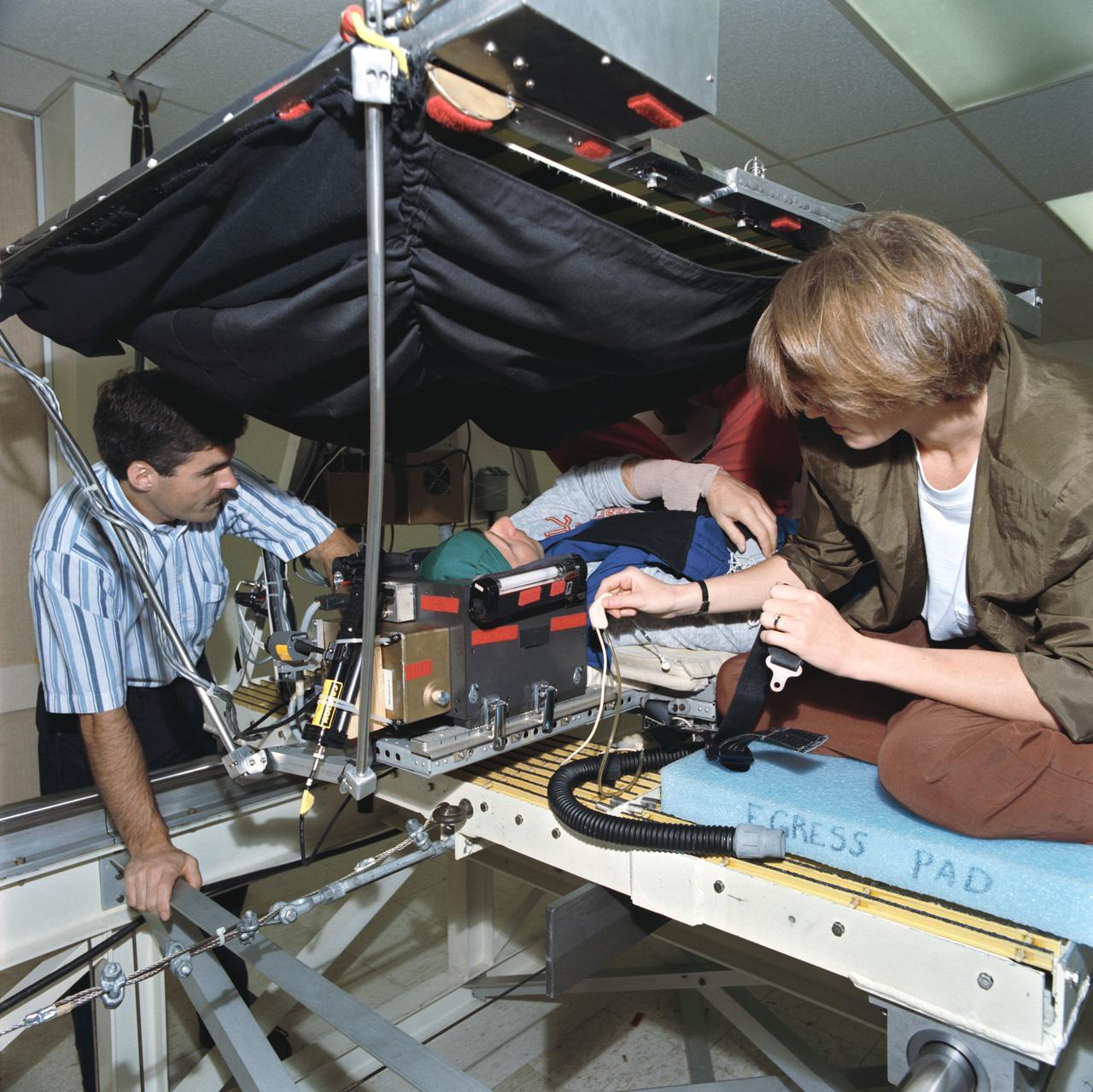 S93-45363 (29 Sept 1993) --- Payload specialist Martin J. Fettman, in an oscillating sled device, participates in a data collection project for neurovestibular functions.  The seven Spacelab Life Sciences (SLS-2) crewmembers devoted a full day to miscellaneous biomedical data collection in preparation for next month's two week mission aboard Columbia.