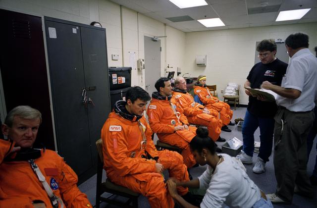 STS-62 crew prepare for emergency egress training