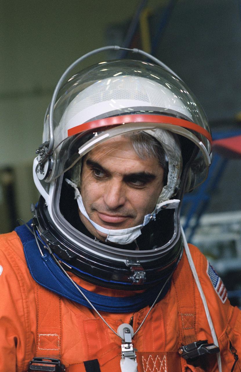 S93-50710 (22 Dec 1993) --- Astronaut Sidney M. Gutierrez, commander, takes a break during emergency bailout training at the Johnson Space Center's (JSC) Weightless Environment Training Facility (WET-F).  Gutierrez and five other NASA astronauts are scheduled to fly aboard the Space Shuttle Endeavour next year.