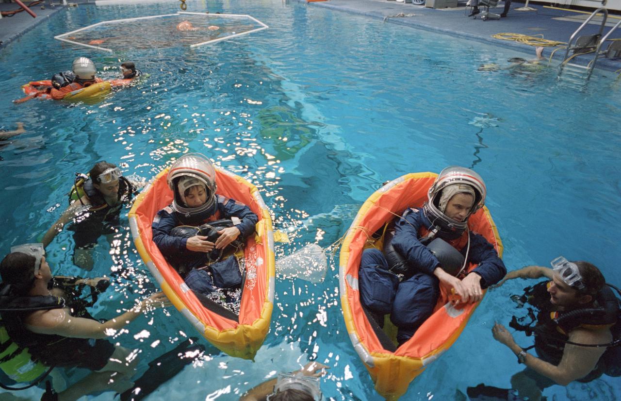 S93-50711 (22 Dec 1993) --- Astronauts Kevin P. Chilton (right), pilot, and Linda M. Godwin, payload commander, are assisted by SCUBA-equipped divers during emergency bailout training at the Johnson Space Center's (JSC) Weightless Environment Training Facility (WET-F).  Godwin, Chilton and four other NASA astronauts are scheduled to fly aboard the Space Shuttle Endeavour next year.