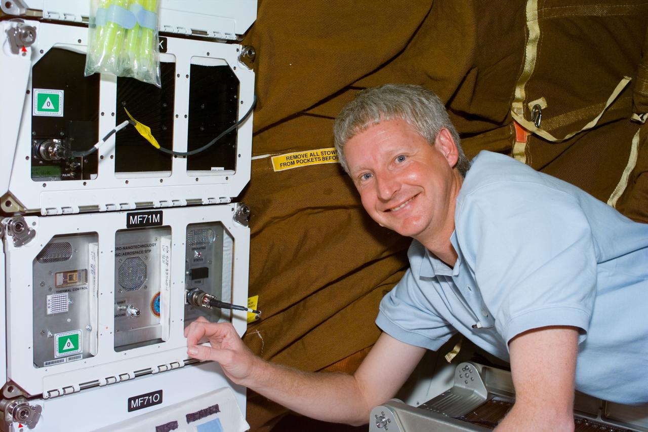 [14] ISO:  100  Aprt: F4   Shut: 60   Lens: 35   Exps: P    Prog: Po   ExpC: -1.3 Metr: Mtrx Fl s: Norm D md: S    F md: S    F ar: Spot Dist: 1.6m 