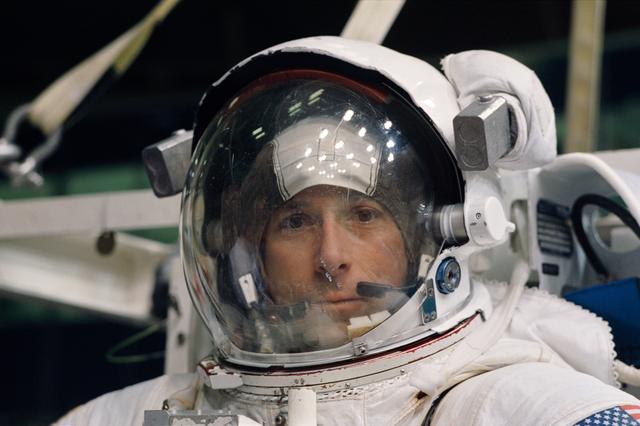 NASA image: STS-64 Extravehicular activity (EVA) training view in WETF