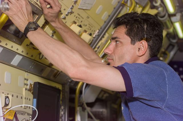 NASA image: LSP - CM-1 Linteris performs experiment in Spacelab module