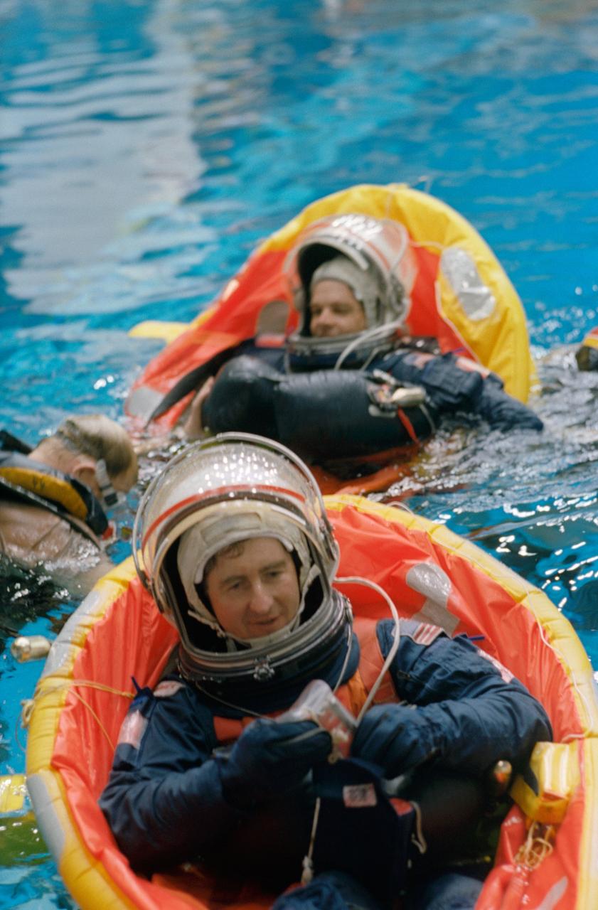 S95-03473 (16 Feb 1995) --- Astronauts Terence T. (Tom) Henricks (foreground) and Kevin R. Kregel deploy their life rafts during emergency bailout training in a 25 feet deep pool at the Johnson Space Center's (JSC) Weightless Environment Training Facility (WET-F).  Henricks and Kregel are commander and pilot, respectively, for the STS-70 mission, now scheduled for a liftoff in early June.