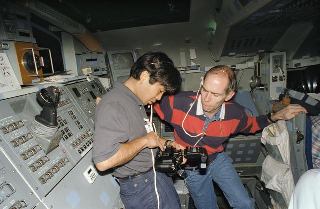 STS-72 crew trains in Fixed Base (FB) Shuttle Mission Simulator (SMS)