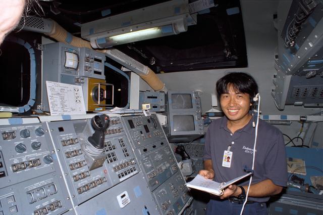 NASA image: STS-72 crew trains in Fixed Base (FB) Shuttle Mission Simulator (SMS)