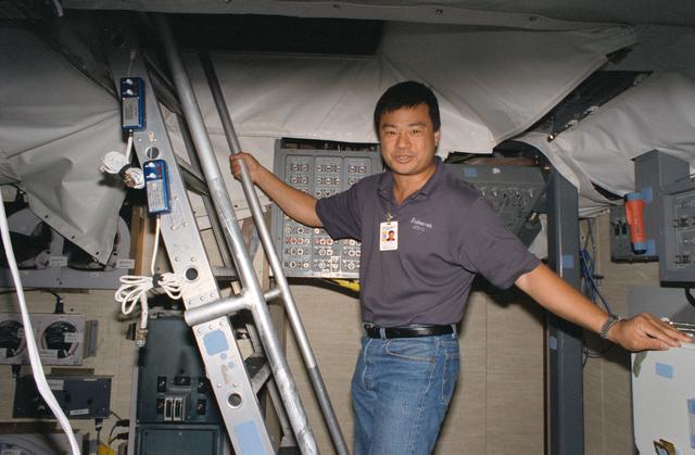 NASA image: STS-72 crew trains in Fixed Base (FB) Shuttle Mission Simulator (SMS)