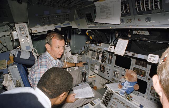 NASA image: STS-72 crew trains in Fixed Base (FB) Shuttle Mission Simulator (SMS)