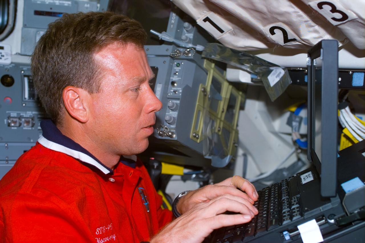 STS095-E-5056 (30 Oct. 1998) --- Astronaut Steven W. Lindsey, STS-95 pilot, works on a lap top computer during Flight Day 2 activity onboard the Space Shuttle Discovery. The photo was taken with an electronic still camera (ESC) at 10:43:43 GMT, Oct. 30.