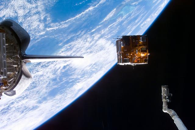 NASA image: Various views of the SPARTAN 201-5 deployment