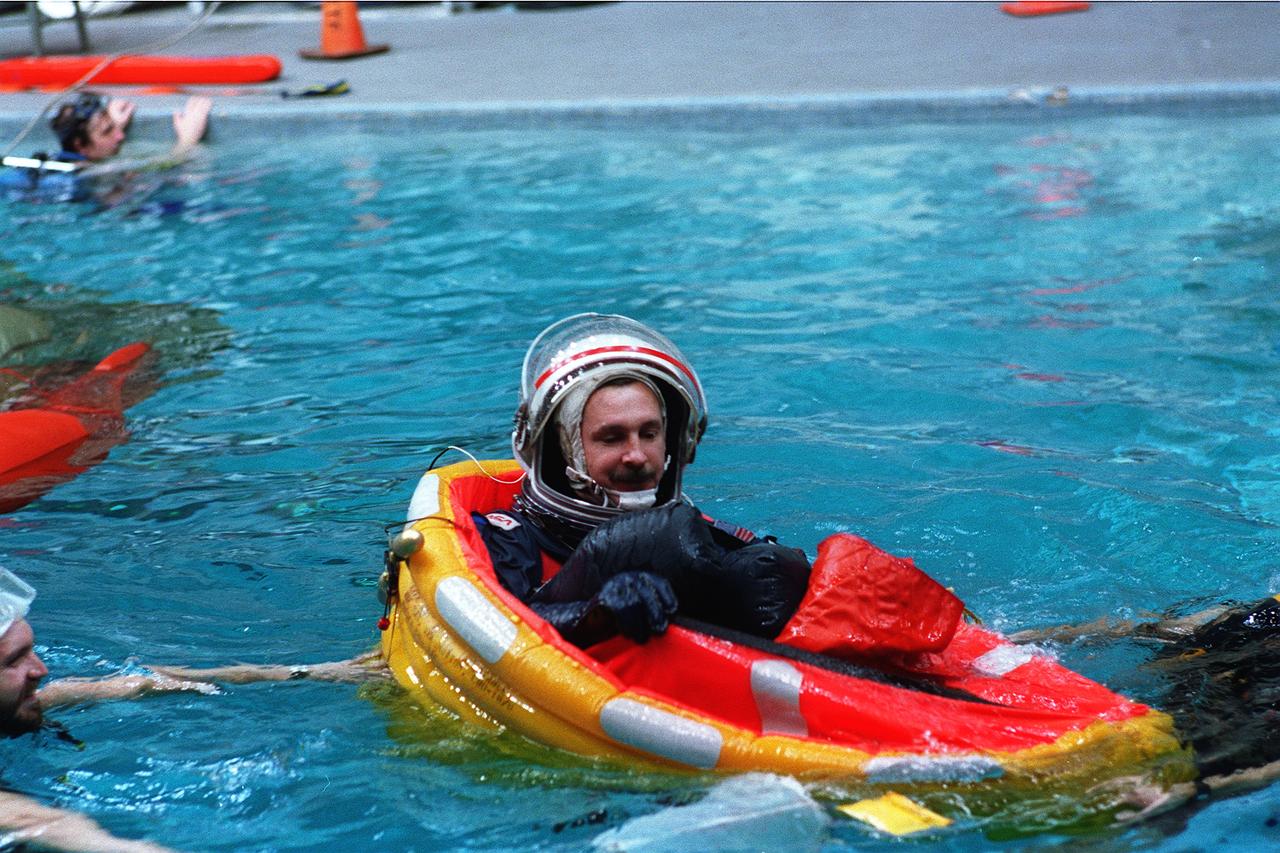 S96-08069 (April 1996) --- Astronaut Curtis L. Brown, Jr., pilot, works with his life raft during emergency bailout training for crew members in the Johnson Space Center's (JSC) Weightless Environment Training Facility (WET-F). Brown will join five other astronauts for nine days aboard the Space Shuttle Endeavour next month.