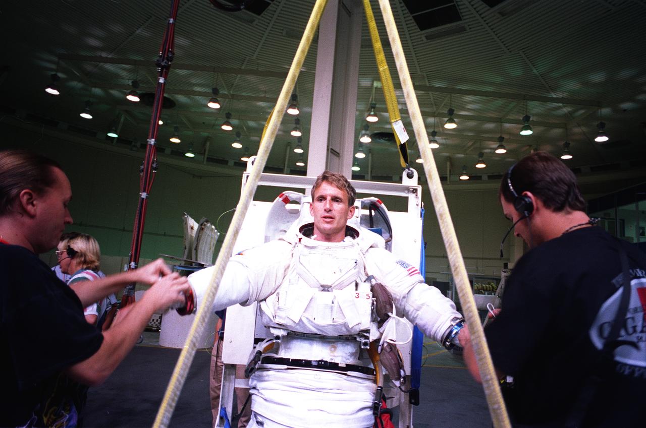 S96-14344 (13 Sept. 1996) --- In the Johnson Space Center's weightless environment training facility, astronaut Jerry M. Linenger, STS-81 mission specialist, prepares for an underwater simulation of a contingency space walk. Linenger, attired in a training version of the Extravehicular Mobility Unit (EMU ) will utilize the nearby 25-ft. deep pool, in which he will be able to achieve a neutrally buoyant state.