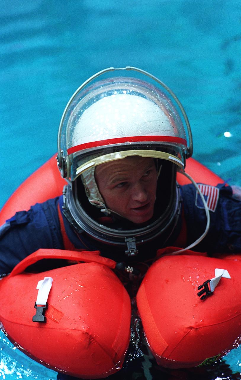 S96-15393 (26 Sept. 1996) --- In the Johnson Space Center's weightless environment training facility, astronaut Brent W. Jett Jr., STS-81 mission specialist, deploys his "Mae West" device to stay afloat during water bailout survival training. Five STS-81 crewmates, out of frame, joined him for the bailout training exercises.