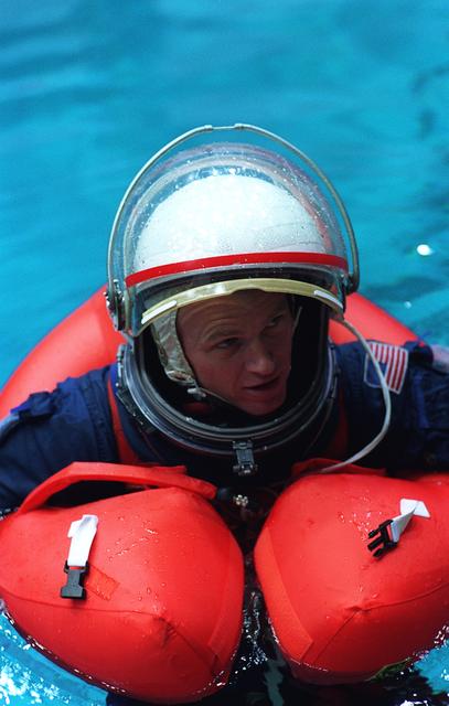 NASA image: STS-81 crewmembers participate in bailout training in Bldg 29 WETF