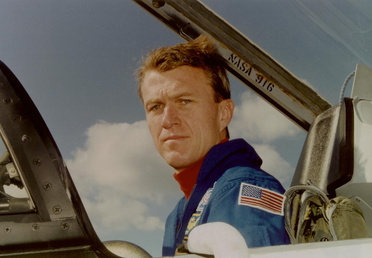 S97-00252 (15 Dec. 1996) --- Astronaut Brent W. Jett Jr., STS-81 pilot, arrives in a NASA T-38 jet trainer at the Kennedy Space Center's Shuttle Landing Facility for the Terminal Countdown Demonstration Test (TCDT). The TCDT represents a simulated final countdown until just before main engine ignition, now scheduled for Jan. 12, 1997.