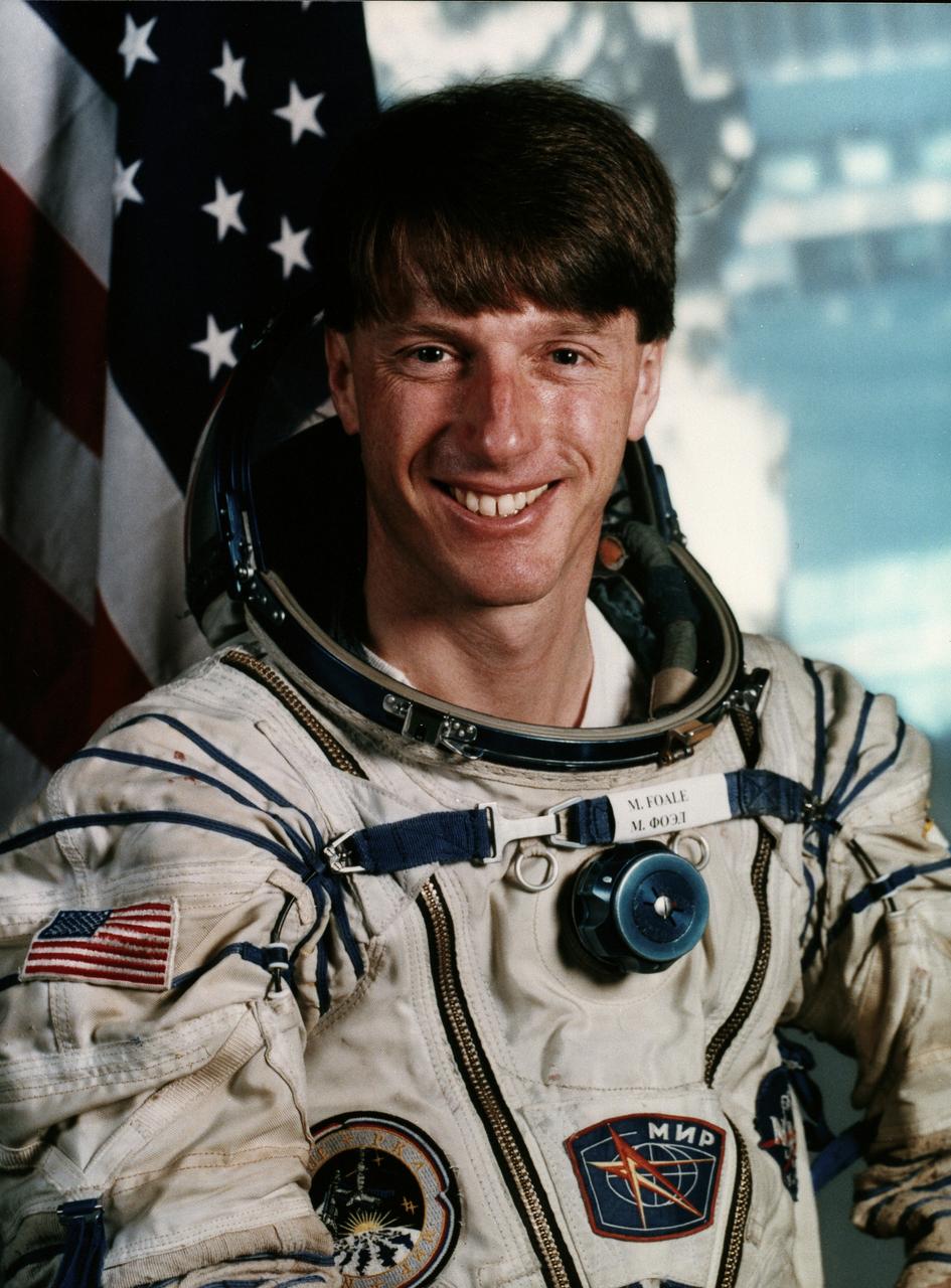 S97-06565 (1997) --- Astronaut C. Michael Foale, mission specialist/cosmonaut guest researcher Mir 23/24 flight engineer. EDITOR?S NOTE: Astronaut Foale will launch aboard the Space Shuttle Atlantis, STS-84 mission, to board the Russia?s Mir Space Station. After a long duration of cosmonaut guest researcher duties, he will return to Earth aboard the Space Shuttle Atlantis STS-86 mission.