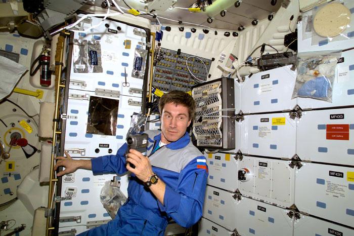 S97-E-5136 (8 December 2000) --- Cosmonaut Sergei K. Krikalev, flight engineer for the Expedition 1 crew, prepares to document some activity on the mid deck of the Space Shuttle Endeavour during a brief visit to the shuttle by the three-man station crew.  The photo was taken with a digital still camera.