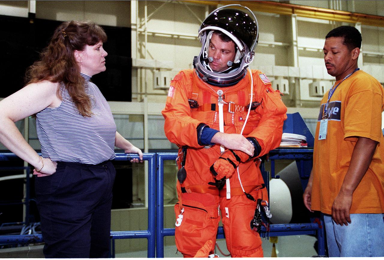 S99-05620 (19 May 1999) --- Astronaut Kevin R. Kregel (left), STS-99 mission commander, is briefed by a member of the crew training staff (out of frame at left) during emergency bailout training at the Johnson Space Center's Systems Integration Facility.  Looking on is insertion technician George Britingham, United Space Alliance.