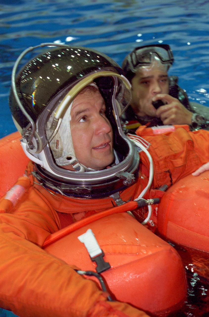 S99-07004 (9 July 1999) --- Astronaut Michael J. Bloomfield, STS-97 pilot, awaits "rescue" during an emergency bailout training exercise in the Neutral Buoyancy Laboratory (NBL) at the Sonny Carter Training Center.