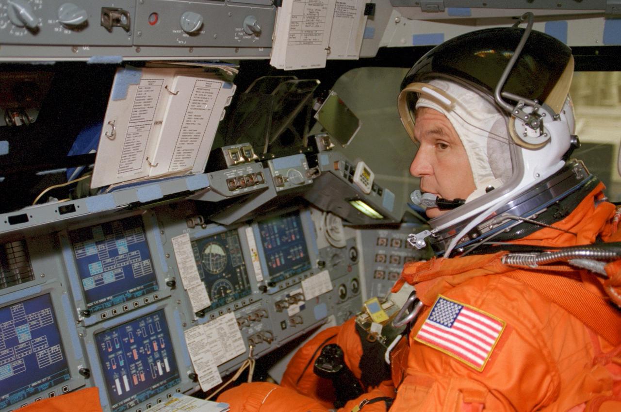 S99-07624 (15 July 1999) --- Astronaut Michael J. Bloomfield, STS-97 pilot, mans the pilot's station of a crew compartment trainer (CCT) during a training exercise at the Johnson Space Center's Systems Integration Facility.