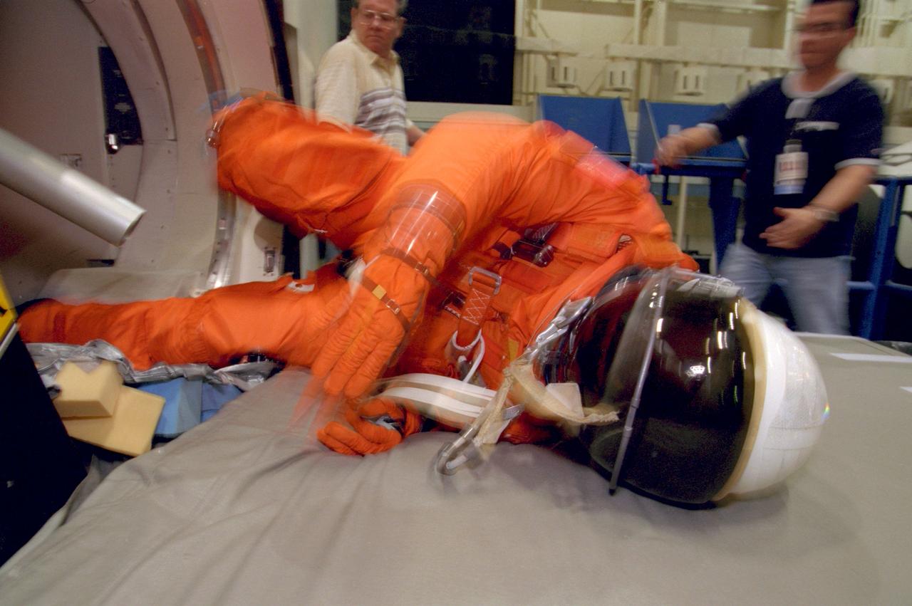 S99-07632 (15 July 1999) --- An unidentified STS-97 crew member simulates a bailout from a shuttle-in-trouble during an emergency egress exercise in the Systems Integration Facility at the Johnson Space Center.