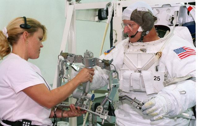 NASA image: STS-103 crewmembers at the NBL