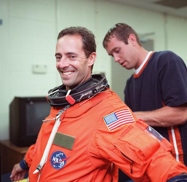 NASA image: STS-103 crewmembers participate in bailout training in building 9N