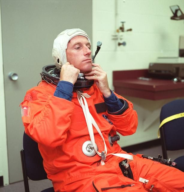 NASA image: STS-103 crewmembers participate in bailout training in building 9N