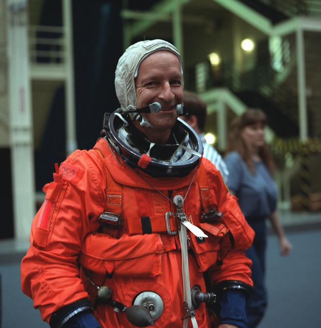 NASA image: STS-103 crewmembers participate in bailout training in building 9N