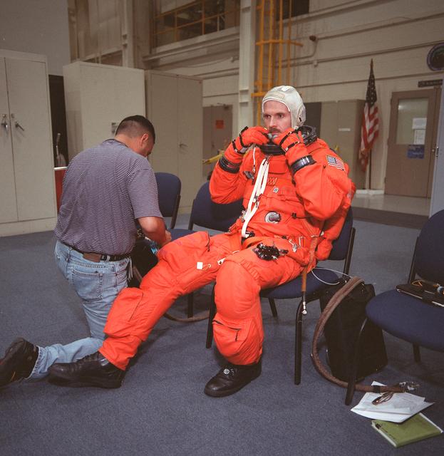NASA image: STS-103 crewmembers participate in bailout training in building 9N