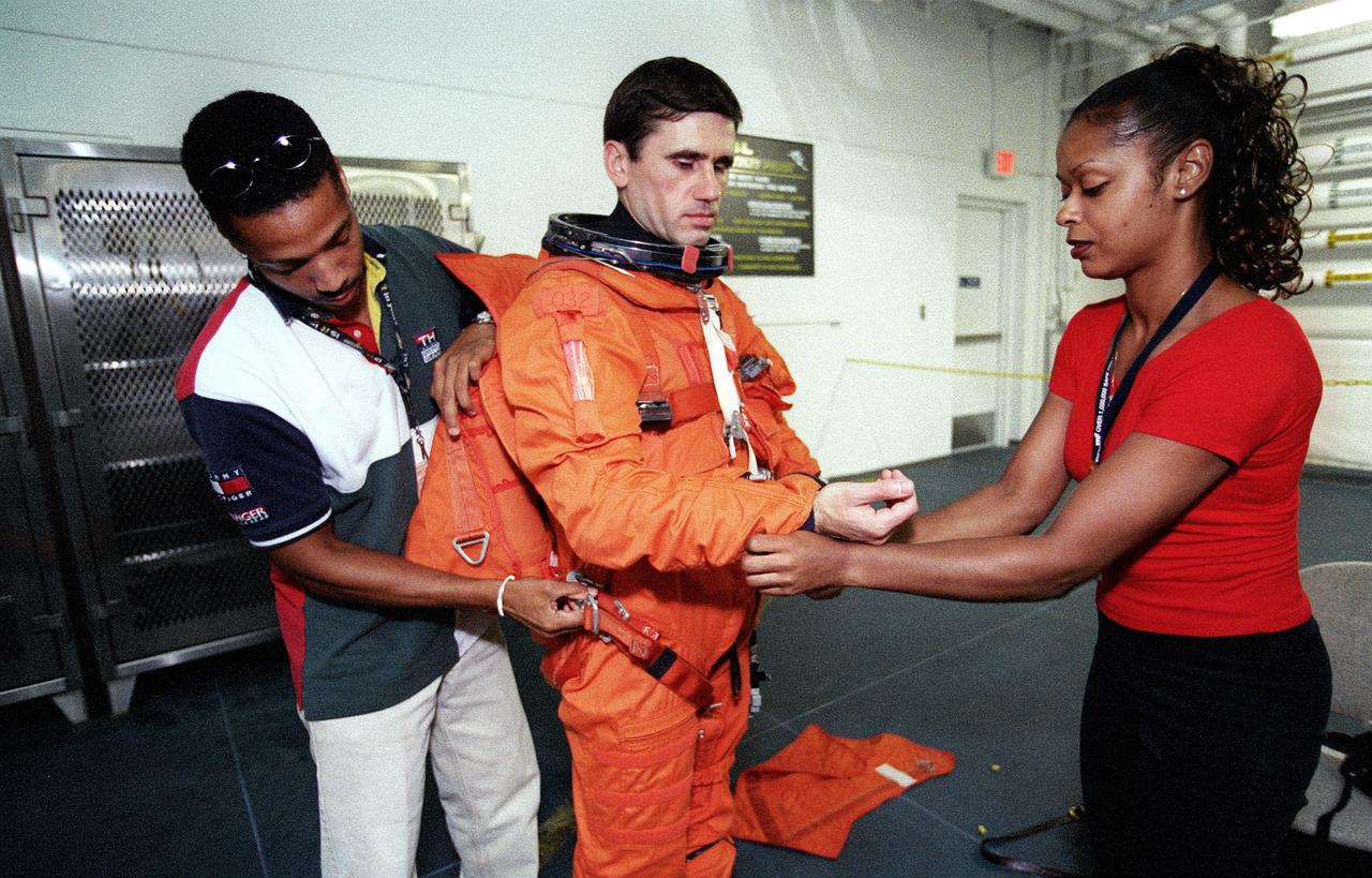 S99-09087 (6 August 1999) --- Cosmonaut Yuri I. Malenchenko, mission specialist representing the Russian Space Agency (RSA), is assisted by suit technicians during an emergency egress training session at the Neutral Buoyancy Laboratory (NBL). Malenchenko will join five astronauts and a second cosmonaut for one of next year's scheduled missions with the International Space Station (ISS).
