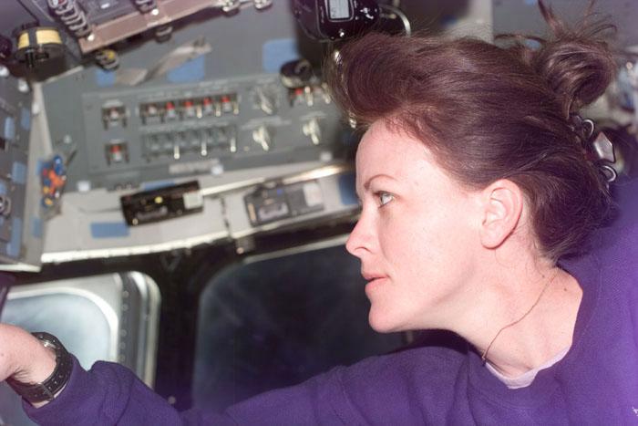 S99-E-5538 (16 February 2000) --- Astronaut Janet L. Kavandi, mission   specialist, supports the Shuttle Radar Topography Mission (SRTM) during Red Team duties on Endeavour's aft flight deck.