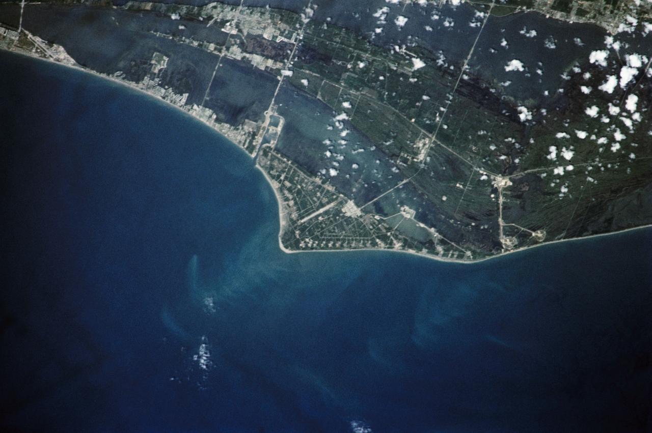 SL2-106-1194 (22 June 1973) --- This overhead view of the central eastern shore of Florida shows the Cape Canaveral and Kennedy Space Center (28.5N, 80.5W), where all of the NASA manned space missions originate. Sprinkled along the jutting cape are a number of KSC launch pads from the earlier Mercury, Gemini Apollo and Skylab series of spaceflights. Merritt Island, just south of Kennedy Space Center, is where the spacecraft liftoff tracking station is located. Photo credit: NASA
