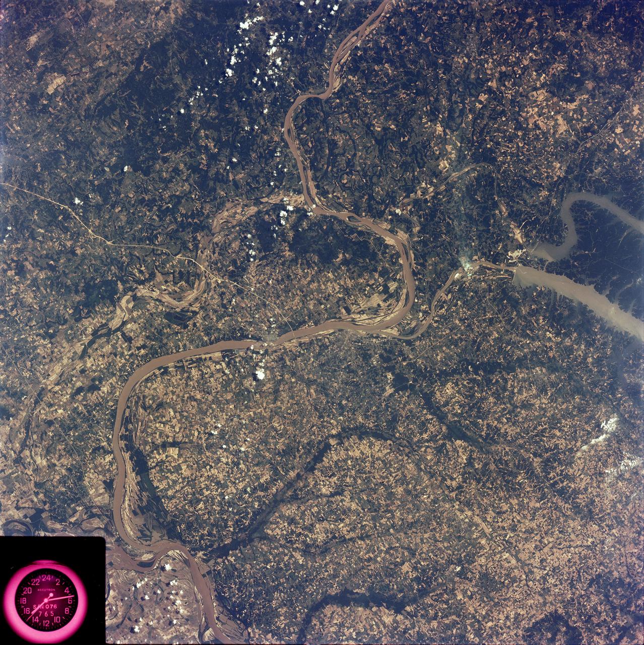 SL2-81-194 (22 June 1973) --- This view of southern Illinois and Western Kentucky (37.0N, 88.5W), with the winding Ohio River in between also illustrates the rich agriculture potential of the flood plains in the river bottom lands. To the east are the waters of Lake Kentucky and Lake Barkley which flow into the Ohio at Paducah, KY and may be seen stretching for several miles. Except for the Land Between the Lakes State Park, Extensive agriculture may be seen throughout the area. Photo credit: NASA
