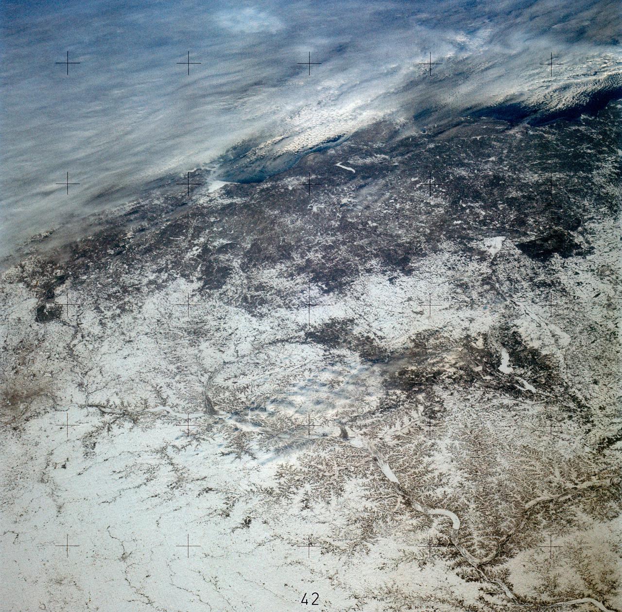 SL4-139-3932 (December 1973) --- A 70mm hand-held Hasselblad photograph showing parts of Minnesota, Iowa and Wisconsin. Lake Superior is in the upper part of the photo; Duluth at upper left; Castle Rock Flowage and Petenwell Flowage at far right center. Note circular feature (partially formed by rivers) which the Skylab 4 crewmen commented on when they made this fly-over. Photo credit: NASA