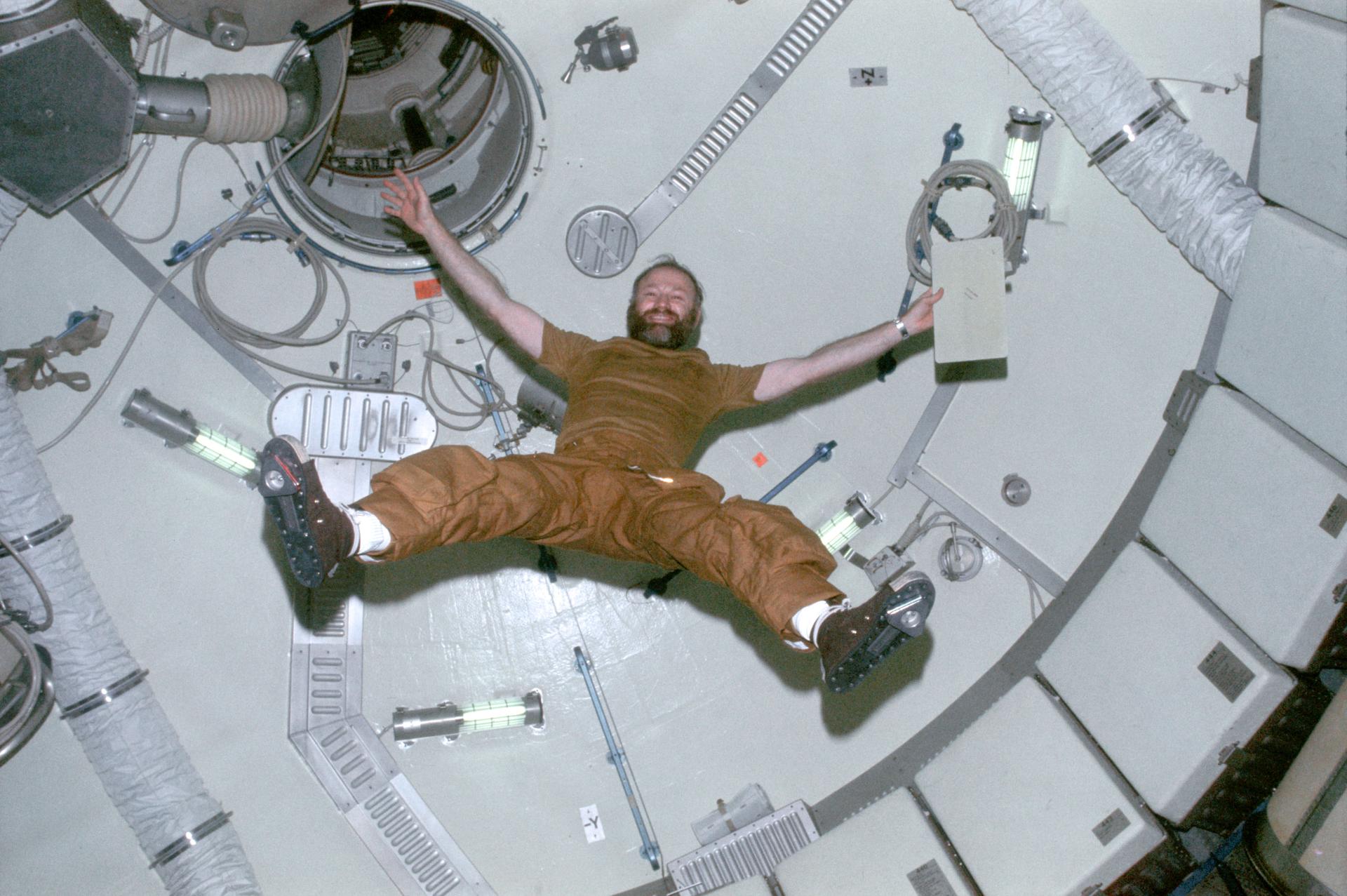 Gerald Carr flies spread-eagle in the Orbital Workshop of Skylab