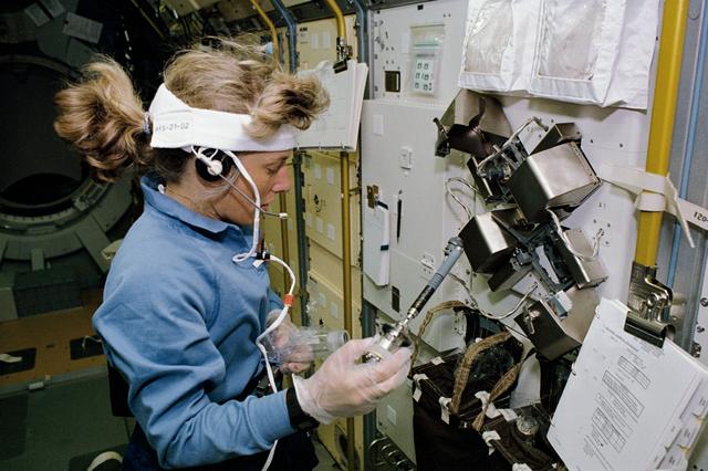NASA image: STS-47 MS Davis uses SLJ Rack 8 continuous heating furnace (CHF) on OV-105