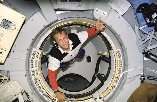 NASA image: STS-47 MS / PLC Lee in spacelab tunnel prepares to enter SLJ module