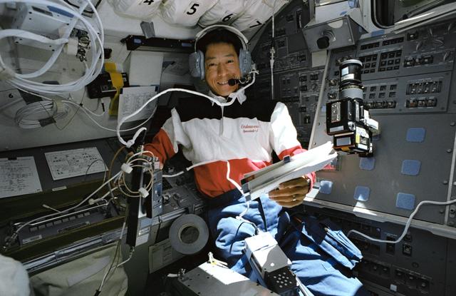 NASA image: STS-47 Payload Specialist Mohri uses SAREX II on OV-105's aft flight deck