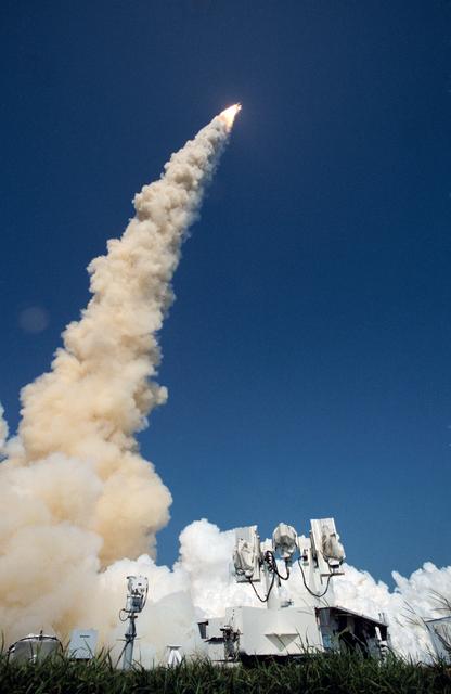 NASA image: STS-47 Endeavour, Orbiter Vehicle (OV) 105, lifts off from KSC LC 39 pad