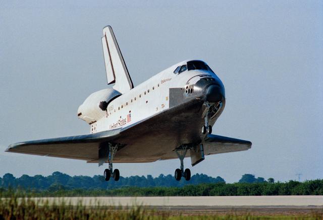 NASA image: STS-47 Endeavour, Orbiter Vehicle (OV) 105, landing sequence at KSC SLF