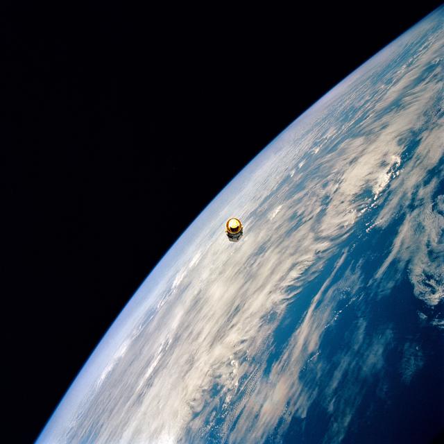 IUS / TDRS-F drifts above the Earth's surface after STS-54 deployment