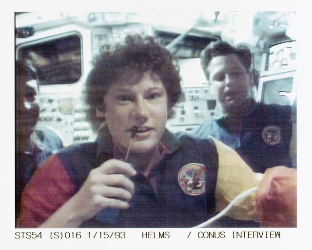 NASA image: STS-54 MS3 Helms talks to radio station from OV-105's aft flight deck